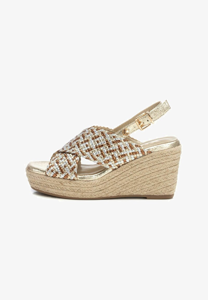 Sandalo con zeppa e cinturini metallici intrecciati in marrone e oro, caratterizzato da una suola in juta intrecciata e una cinghia alla caviglia regolabile.