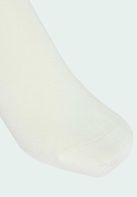 Helle, creamsfarbene Baumwollsocke mit einer glatten, gerippten Textur, die eine abgerundete Zehenpartie und minimale Nähdetails aufweist.