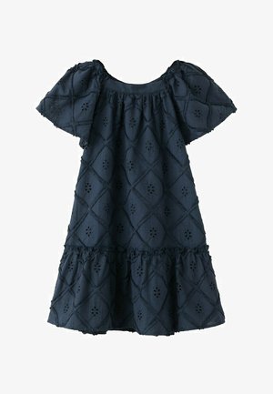 Vestido azul marino de manga corta con patrón de encaje de ojales, dobladillo con volantes y escote fruncido.