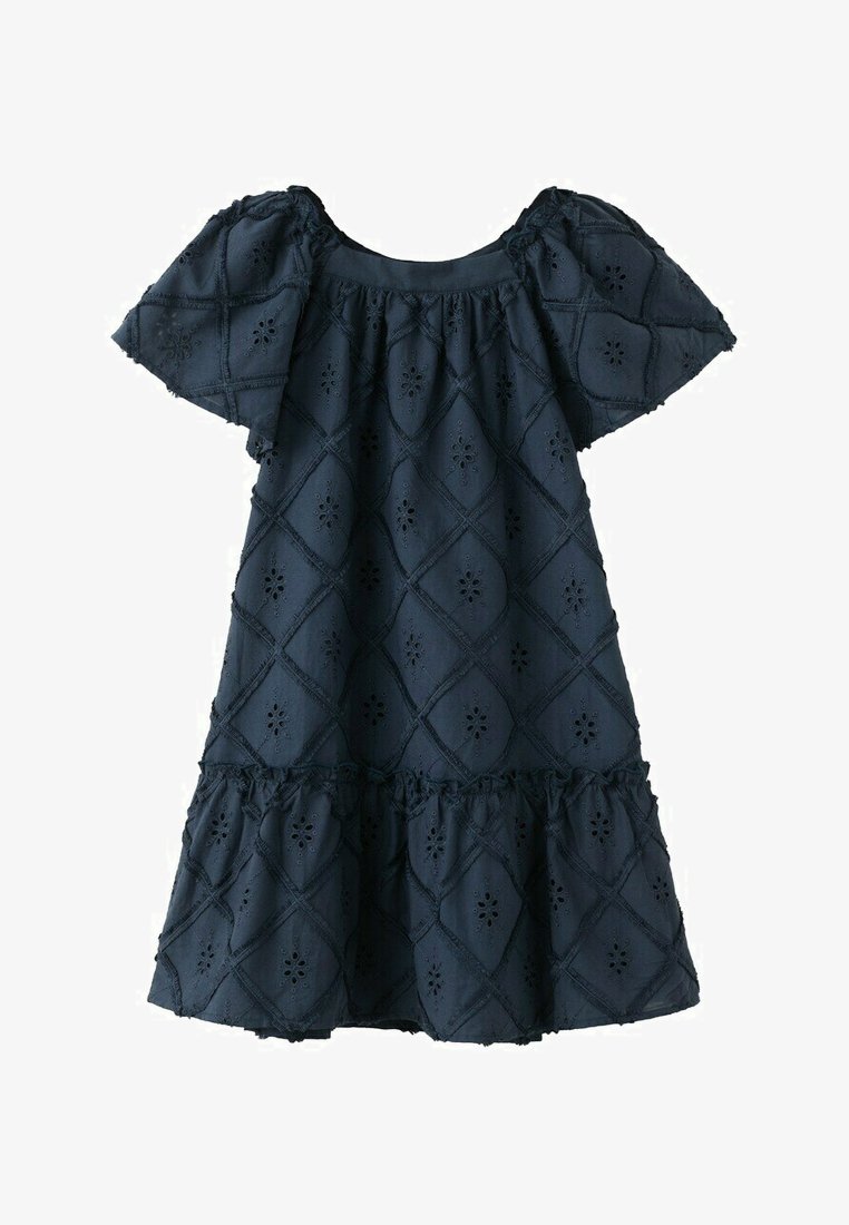 Krótka sukienka w kolorze granatowym z krótkim rękawem, wzorem z ażurowej koronki, falbanowym dołem i marszczonym dekoltem.