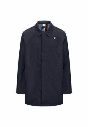 Giacca blu navy con colletto, maniche lunghe, vestibilità rilassata, logo del marchio sul petto sinistro e un dettaglio interno a righe.