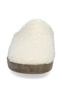 Witte fuzzy sloffen met een gestructureerde bovenkant, zacht fleece materiaal en een gevoerde bruine zool met een lichte kromming.