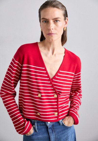 Rood gestreepte v-hals cardigan met witte strepen, voorzien van gouden knopen en lange mouwen. Gemaakt van zacht breiwerk.