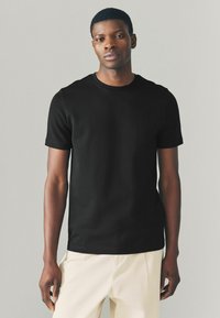 - T-shirt basic