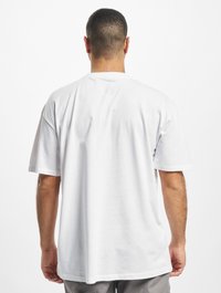 Hvid bomulds t-shirt med en afslappet pasform, korte ærmer og en rund halsudskæring, der har en glat tekstur og ingen synlige grafikker eller mønstre.