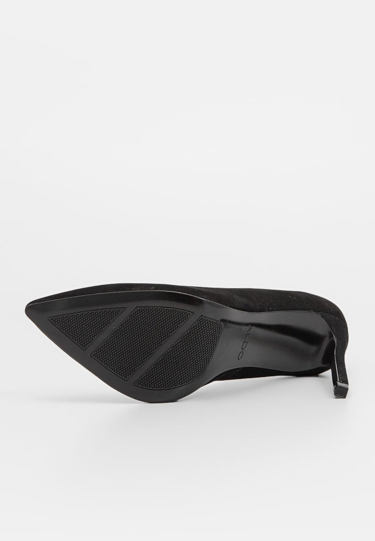 Escarpin noir en daim à talon aigu avec un bout pointu, semelle en caoutchouc texturé et un design de talon effilé. Branding minimal visible sur la semelle.
