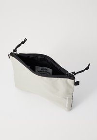 Mads Nørgaard TIAN CORE BLOCK BAG - Borsa a tracolla - cement/black