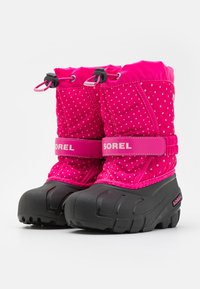 Botas de nieve impermeables rosas con lunares blancos, con parte superior acolchada, cierres ajustables con cordón y suelas de goma negra texturizada para tracción.