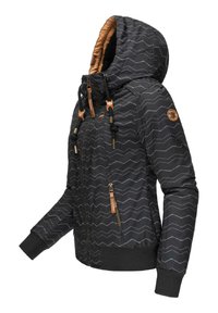 Svart jacka med ett zickzackmönster, utrustad med huva, framsidans dragkedja och bruna läderdetaljer. Har ribbade mudd och nederkant.