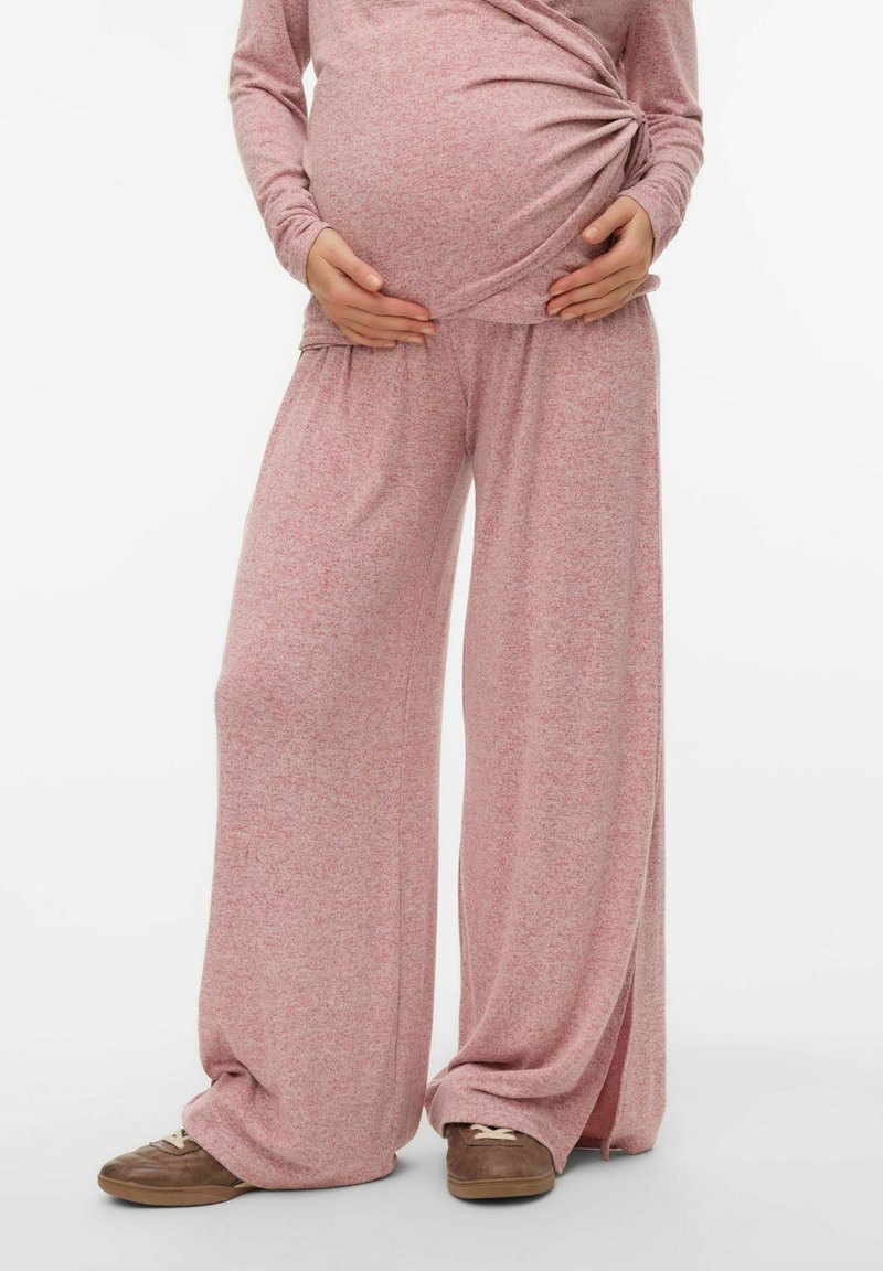 Pantalon de maternité rose clair à jambes larges, confectionné en tissu tricoté doux, avec une ceinture confortable et des fentes latérales à l'ourlet.