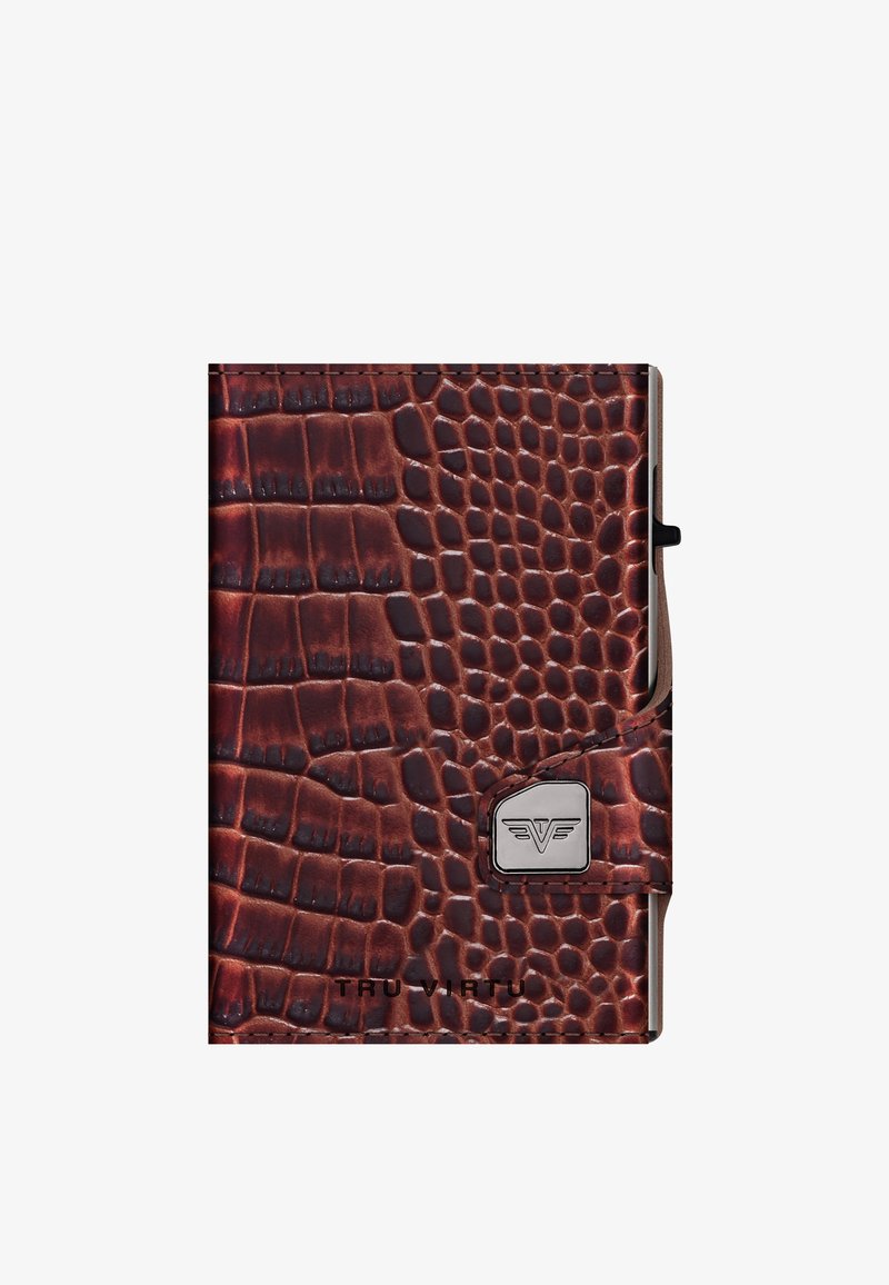 Billetera de cuero marrón texturizado con un patrón de cocodrilo. Presenta un acento de hardware plateado y un logo grabado en la parte inferior. Diseño delgado.