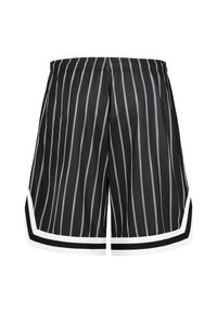 Schwarze Sportshorts mit weißen Streifen, elastischem Bund und kontrastierendem weißen Saum entlang der Beine.