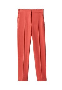 Pantalon corail slim-fit avec plis devant, poches latérales et fermeture éclair cachée à l'avant, posé à plat sur un fond blanc.