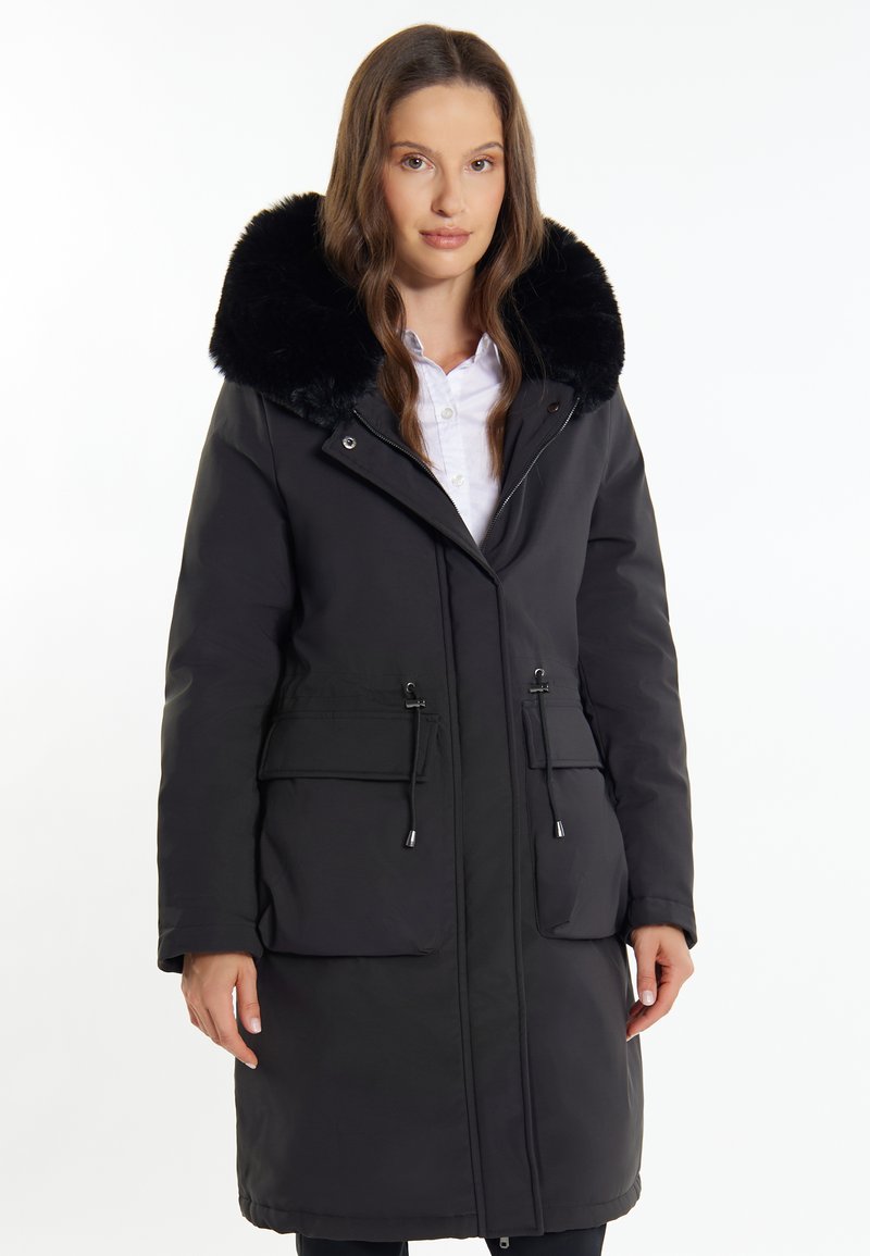 Cappotto isolato nero con colletto in pelliccia artificiale, chiusure con zip e bottoni a pressione, due tasche frontali, vita regolabile con cordino e lunghezza fino al ginocchio.