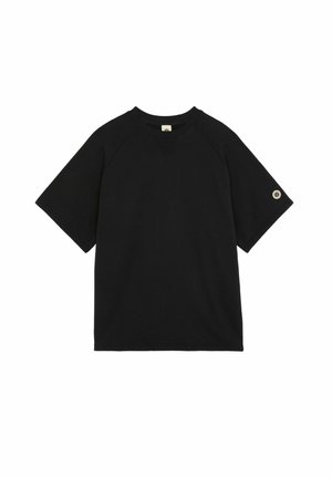 T-shirt noir à manches courtes et col rond avec une petite écusson circulaire sur la manche gauche.