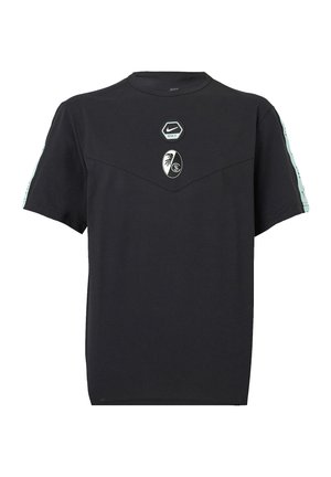 Czarny sportowy T-shirt Nike z krótkim rękawem, sześciokątnym logo Nike i owalnym emblematem na piersi oraz jasnym paskowym detalem na rękawach.