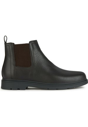 Stivale Chelsea in pelle marrone con pannello in rete testurizzata, linguetta per indossarlo facilmente e suola in gomma resistente, progettato per una vestibilità comoda e un facile utilizzo.