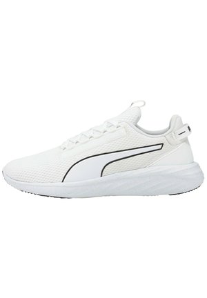 Scarpe sportive bianche con tomaia in rete, pannelli texturizzati, accenti neri e una suola in gomma resistente. Presentano un design con lacci e un tassello sul tallone.