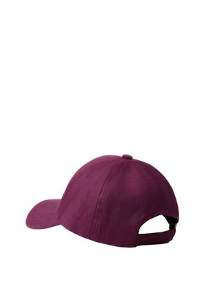 Mørkelilla baseballkasket med buet skygge og justerbar strop bagpå, vist mod en hvid baggrund.