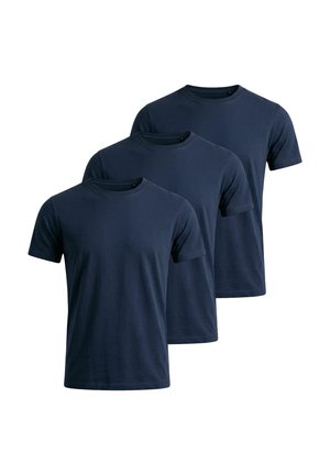 Drei schlichte marineblaue T-Shirts mit kurzen Ärmeln und Rundhalsausschnitt, in einer versetzten Anordnung auf weißem Hintergrund gestapelt.