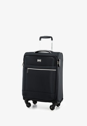 Valise noire avec une finition texturée, poche zippée à l'avant et accents argentés. Dispose de quatre roues et d'une poignée rétractable pour une manœuvre facile.