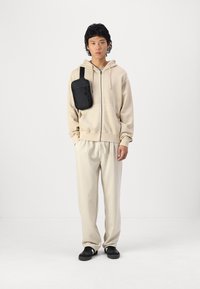 Jack & Jones JJECHARGE OVERSIZE FADED ZIP HOODIE - Majica s kapuljačom i patentnim zatvaračem - humus