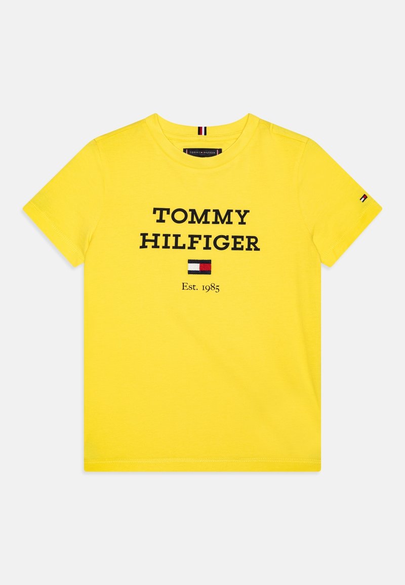 Żółta bawełniana koszulka z odważnym czarnym napisem "TOMMY HILFIGER" oraz "Est. 1985". Mała flaga logo na rękawie, design z okrągłym dekoltem.