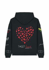 Sudadera negra con un gran gráfico de un corazón rojo formado por corazones más pequeños, con texto blanco que dice "SWEET heart" y elementos decorativos en las mangas.