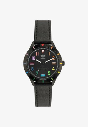 Schwarze Analog-Uhr mit farbigen Stundenmarkierungen und Zeigern. Verfügt über ein strukturiertes schwarzes Lederarmband und ein schwarzes Gehäuse mit einem gemusterten Lünette.