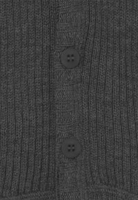 Dunkelgrauer Strick-Cardigan mit geripptem Struktur und drei schwarzen Knöpfen vorne, der ein schlichtes, funktionales Design unterstreicht.