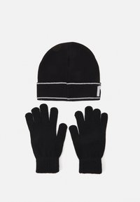 Bonnet en tricot noir avec une bande rayée blanche et des gants noirs assortis, présentant des poignets côtelés et une texture lisse.