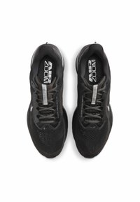 Paire de chaussures de running Nike Air Zoom noires avec tige en mesh, lacets réfléchissants et logo Nike blanc vue de dessus sur fond blanc.