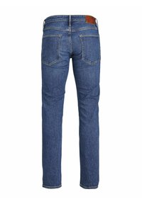Vaqueros de denim azul oscuro con un diseño de pierna recta, que cuentan con dos bolsillos traseros y un parche de cuero marrón en la cinturilla.