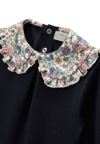 Robe marine avec un col froncé à fleurs, arborant diverses fleurs pastel sur un fond clair et une fermeture par pression à l'arrière.