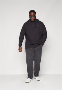 Calvin Klein Jeans Plus PLUS BOLD BACK REGULAR HOODIE - Melegítőfelső - black