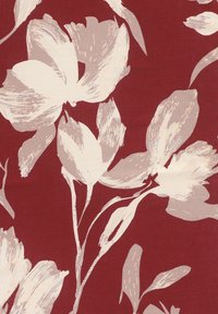 Czerwona tkanina z dużymi, jasnobeżowymi wzorami kwiatowymi. Tekstura jest gładka, z artystycznymi detalami pociągnięć pędzla na płatkach i liściach.