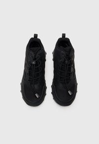 Viking TRACK MID UNISEX - Sapatilhas de cano alto - black