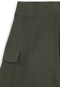 Pantaloni cargo verde oliva con vita piatta, tasca laterale e una texture liscia. Caratterizzati da cuciture minime e una vestibilità su misura.