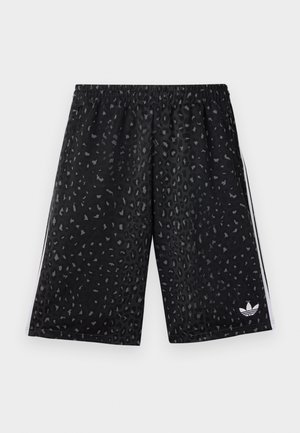 Crne sportske kratke hlače s uzorkom leopard printa u tamno sivoj boji. Imaju elastičnu traku oko struka i bijele bočne pruge s logotipom.