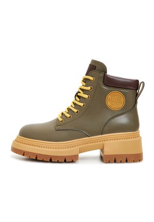 Grüne Leder-Ankle-Boots mit gelben Schnürsenkeln, braunen Akzenten, einer strukturierten Sohle und einer runden Zehenpartie. Verfügt über ein kreisförmiges Logo an der Seite.