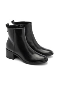 Czarne skórzane botki za kostkę z ostrym noskiem, blokowym obcasem i zapięciem na zamek. Gładka faktura z minimalnymi detalami szycia.