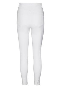 Valkoiset kapeat farkut, joissa on sileä pinta, kahdella takataskulla ja korkealla vyötäröllä. Ei näkyvää metallia tai koristeita.