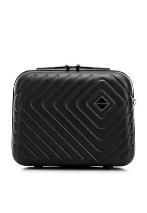 Étui rigide noir avec motif en chevrons, fermeture éclair et logo de la marque. Texture lisse et forme rectangulaire avec bords arrondis.