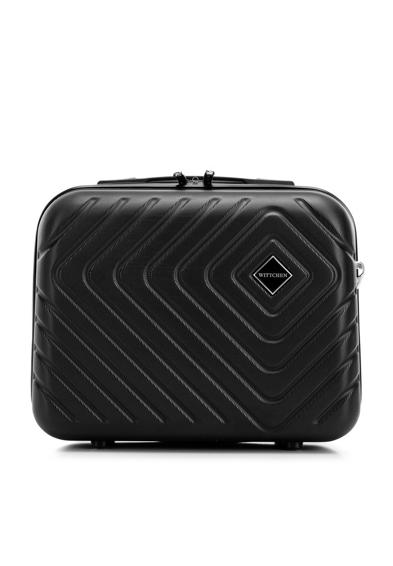Étui rigide noir avec motif en chevrons, fermeture éclair et logo de la marque. Texture lisse et forme rectangulaire avec bords arrondis.