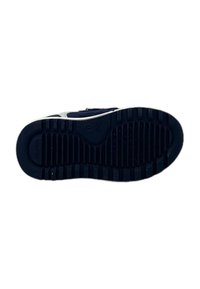 Suela de zapato de goma negra con surcos y acanaladuras texturizadas, presentando el logo "GEOX". El diseño tiene un acento blanco contrastante.