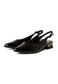 Crne lakirane slingback cipele s uskim vrhom i niskom nagibnom petom. Imaju podesivu traku i glatku, sjajnu završnu obradu.