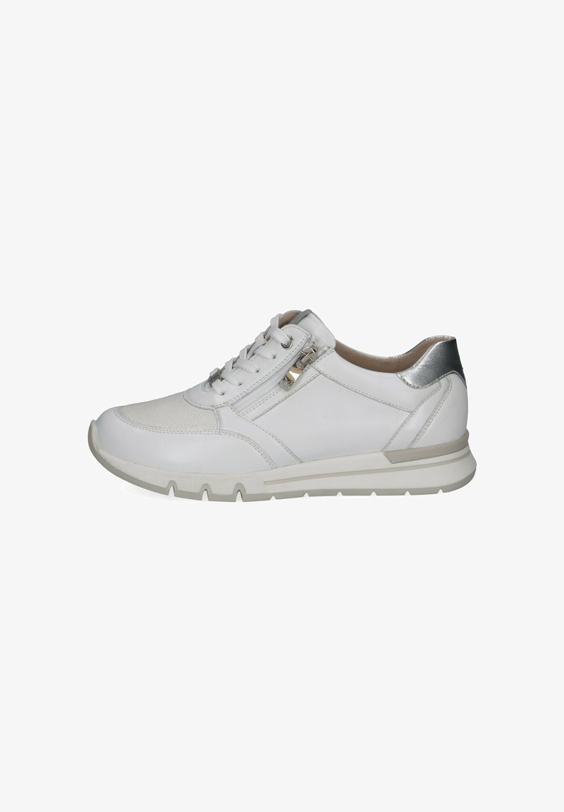 Sneaker bianca in pelle con punta testurizzata, dettaglio in argento sul tallone, design con lacci e zip laterale per maggiore praticità.