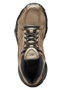 Tan atletická obuv s síťovaným svrškem, černou podešví a kontrastními tkaničkami. Polstrování kolem kotníku a texturovaný design po stranách.