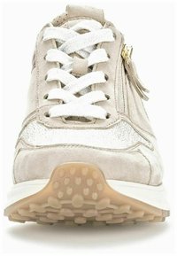 Beżowe zamszowe sneakersy z białymi sznurowadłami i teksturowanymi panelami. Posiadają złoty zamek błyskawiczny oraz gumową podeszwę z kropkowanym wzorem.