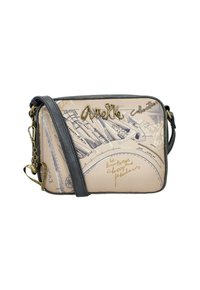 Borsa a tracolla rettangolare beige e grigia con stampe di schizzi astratti, logo dorato, testo in corsivo e un charm a forma di cuore in metallo sulla tracolla.